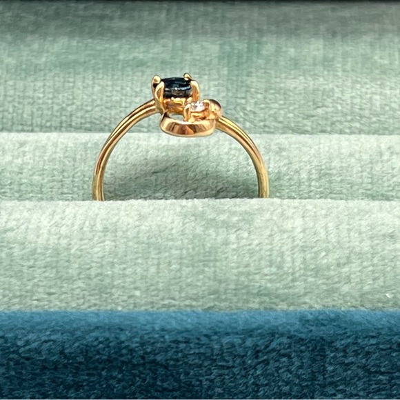 14k Yellow Gold, Dark Blue Round Sapphire, & Round Diamond, Ring, Size 6. - Picture 6 of 12